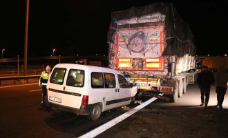TEM’de hafif ticari araç tıra arkadan çarptı: 3 yaralı