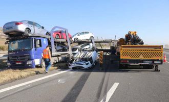 TEM’de kaza yapan tırdaki sıfır otomobiller hurdaya döndü