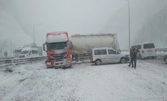 TEM’de makaslayan tır Bolu Dağı Tünelinde trafiği durdurdu