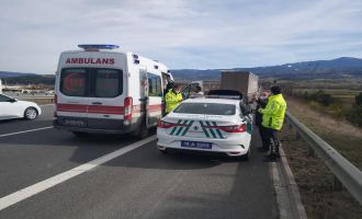 TEM’de otomobil önce bariyere sonra tıra çarptı: 1 yaralı