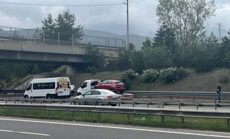 TEM’de otomobil tıra arkadan çarptı: 4 yaralı....
