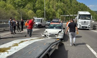 TEM’de otomobille oto kurtarıcı çarpıştı: 3 yaralı….