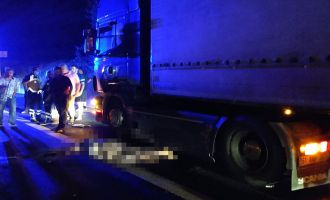 TEM’de, sürücü değiştirmek için tırdan inen 2 kişiye tır çarptı: 1 ölü, 1 yaralı