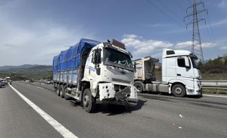 TEM'de tırdan kopan lastik kamyonun altına girdi.....