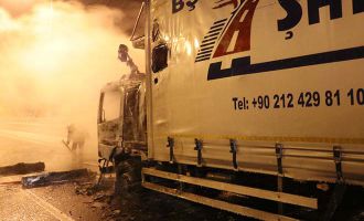 TEM’de yanan kamyon nedeniyle otoyol 1 saat ulaşıma kapatıldı