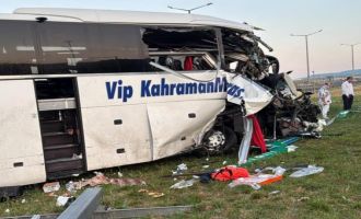 TEM'de yolcu otobüsü ortalığı savaş alanına çevirdi: 15 yaralı