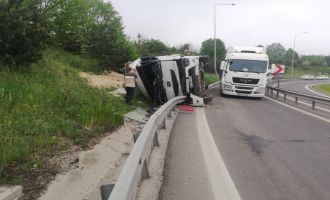 TEM’in bağlantı yolunda tır devrildi: 1 yaralı....