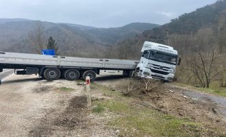 Tır şarampole yuvarlanmaktan son anda kurtuldu....