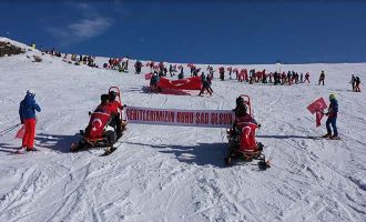 Türk bayraklı 500 kayaksever İdlib şehitleri için piste çıktı