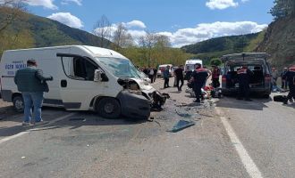 Üniversite öğrencilerini taşıyan araç kazaya karıştı: 15 yaralı..