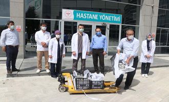 Ürettiği 200 alabalığı sağlık çalışanlarına hediye etti