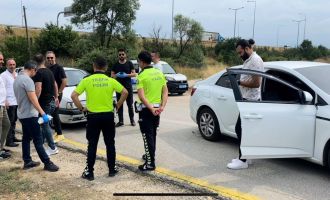 Uygulamada polisten kaçan otomobil ekip otosuna çarparak durdu