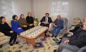 VALİ ÜMİT VE EŞİNDEN ŞEHİDİMİZİN AİLESİNE ZİYARET 