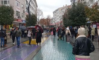 Vatandaşlar sarsıntı ile sokağa döküldü.......