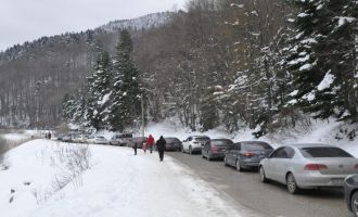 Vatandaşların akın ettiği Abant'ta trafik kilitlendi........