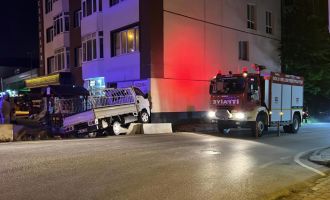 Virajı alamayan kamyonet dükkanlara daldı....