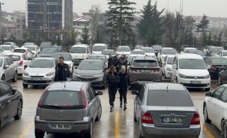 Yabancı uyruklu aileyi, ‘Adınız terör örgütü ile ilişkilendirilmiş’ diyerek 500 bin lira dolandırdılar