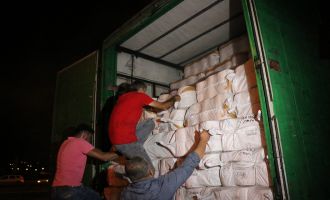 Yanan tırın şoka giren sürücüsü dorseye tırmanarak ipleri kurtarmaya çalıştı