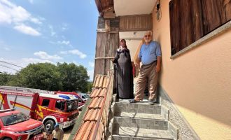 Yangın tehlikesiyle boşaltılan köye, evlatlarının mezarı için döndüler