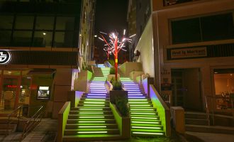 Yenilenen merdivenler İzzet Baysal Caddesi’ne renk kattı