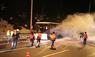 Yolcu otobüsü seyir halindeyken yandı
