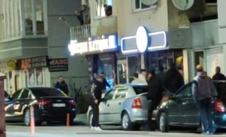 Yumrukların havada uçuştuğu kavgada silah sesleri yükseldi...