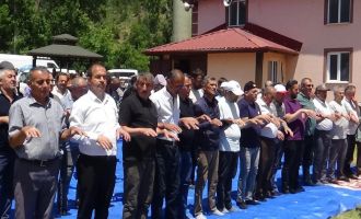 Yüzlerce kişi yağmur için avuçlarını semaya açtı..........