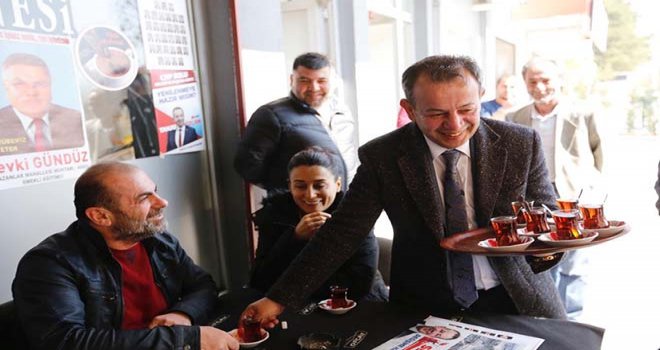 TANJU ÖZCAN BELEDİYE ÇALIŞANLARINA YARDIM ETTİ