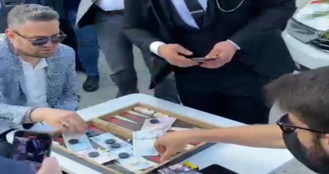 Tavla masası kurarak konvoyun önünü kestiler.....