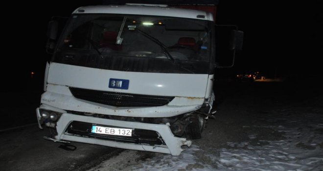 Tavuk yüklü kamyon ile çarpışan otomobil hurdaya döndü: 2 yaralı..
