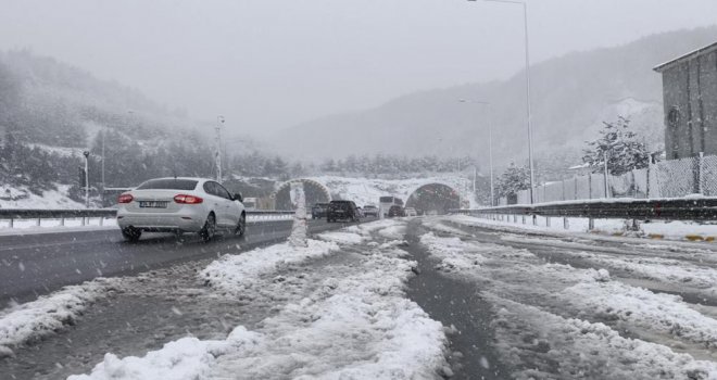 TEM Otoyolu Bolu geçişinde kar yağışı etkisini sürdürüyor........