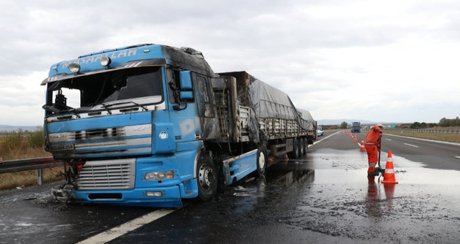 TEM Otoyolu’nda lastiği patlayan tır yandı