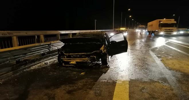 TEM Otoyolu’nda yanan otomobil kullanılamaz hale geldi