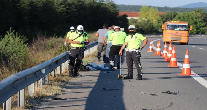 TEM’de bariyerlere çarpan motosiklet sürücüsü hayatını kaybetti
