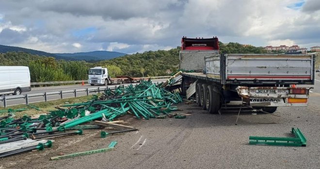 TEM'de bariyerlere çarpan tırın dorsesindeki demir profiller yola saçıldı: 1 yaralı