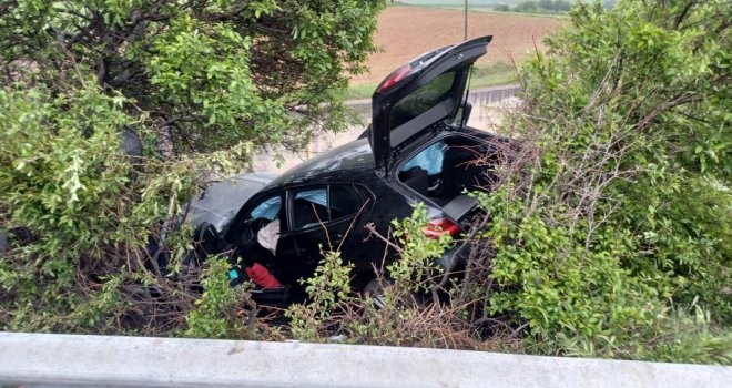 TEM’de bariyerleri aşan otomobil şarampole uçtu: 4 yaralı