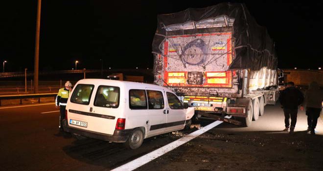 TEM’de hafif ticari araç tıra arkadan çarptı: 3 yaralı
