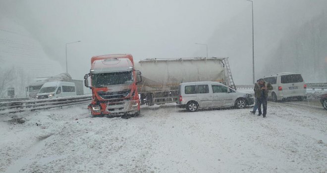 TEM’de makaslayan tır Bolu Dağı Tünelinde trafiği durdurdu
