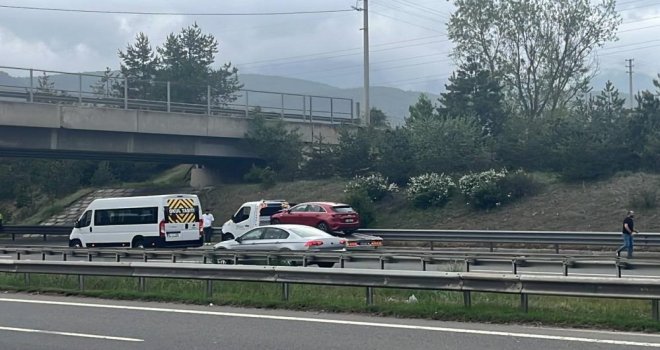 TEM’de otomobil tıra arkadan çarptı: 4 yaralı....