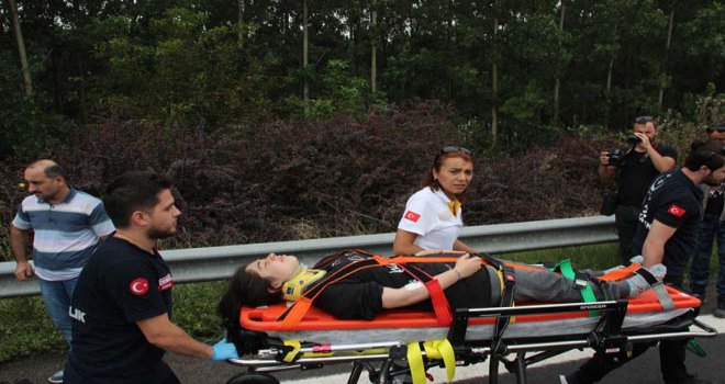 TEM'de otomobiller kafa kafaya çarpıştı: 8 yaralı