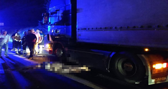 TEM’de, sürücü değiştirmek için tırdan inen 2 kişiye tır çarptı: 1 ölü, 1 yaralı