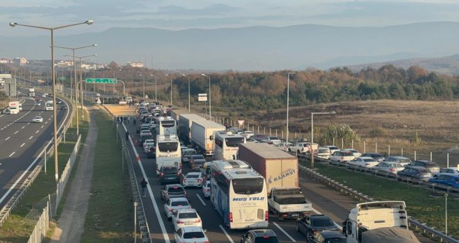 TEM'de tır devrildi: Ankara istikameti ulaşıma kapandı.....