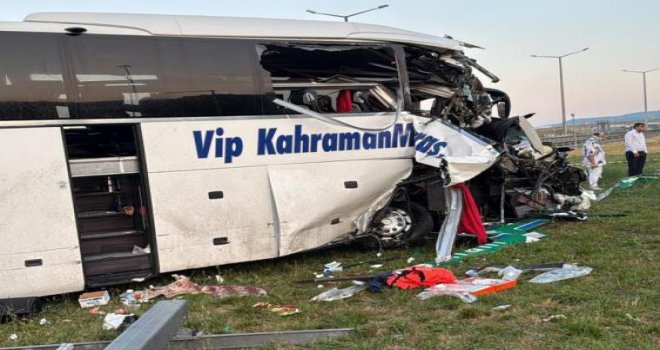 TEM'de yolcu otobüsü ortalığı savaş alanına çevirdi: 15 yaralı