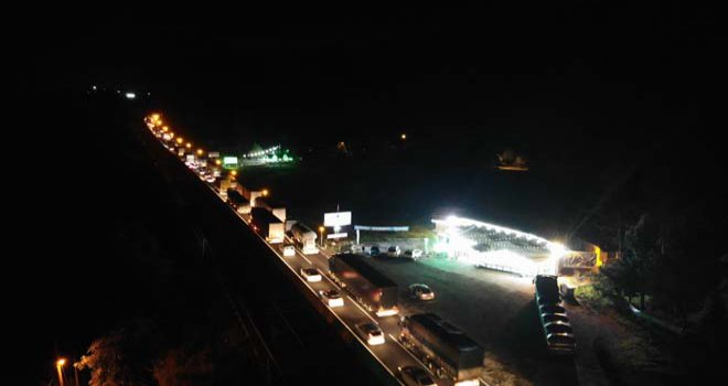 TEM’in Ankara yönünün kapatılması D-100 Karayolu’nda trafiği felç etti