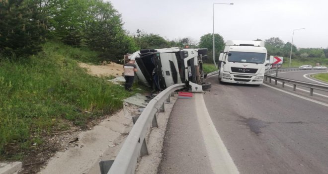 TEM’in bağlantı yolunda tır devrildi: 1 yaralı....