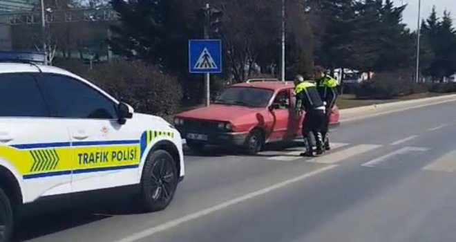 Ters yönde giden sürücü kazaya davetiye çıkarttı: Trafik polisleri faciayı önledi