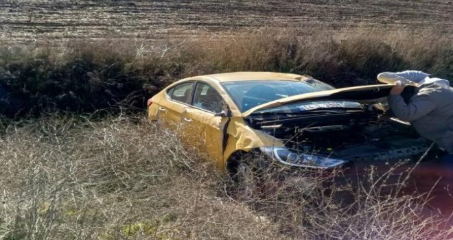 Ticari taksi tarlaya uçtu...