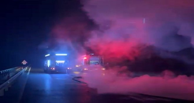 Tır alev alev yandı: Yol 3 saat kapalı kaldıiiiiii