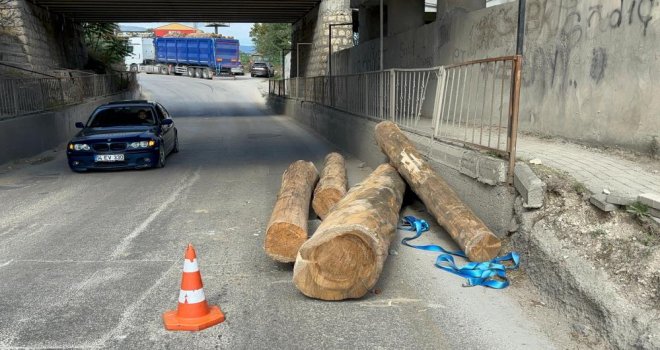 Tır alt geçitten geçerken tomrukları yola düşürdü….