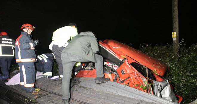 Tır iki otomobile çarptı, şarampole uçtu: 1 ölü